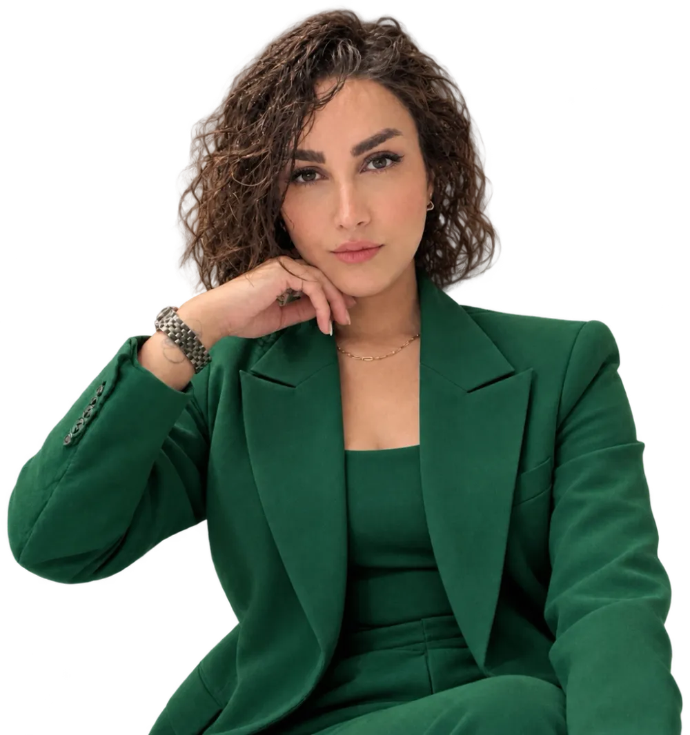 نیلوفر رزمپا، مشاور کسبوکار، با کت سبز زمردی