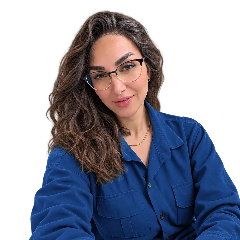 نیلوفر رزم‌پا، مشاور کسب‌وکار، با عینک و پیراهن سرمه‌ای