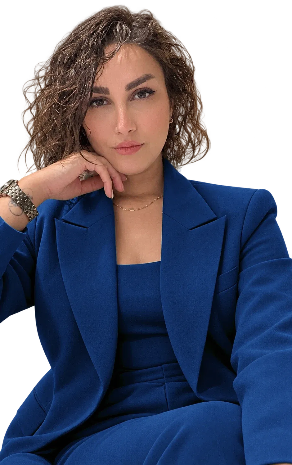 نیلوفر رزمپا با کت آبی، دست زیر چانه، در حال فکر کردن