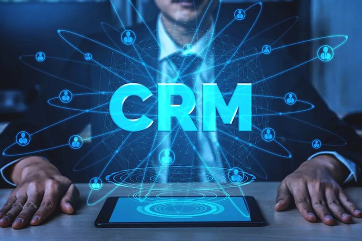 CRM چیست و چه کمکی به کسب‌وکارها می‌کند؟